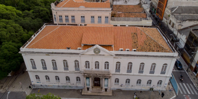 Museu Nacional ganha réplica de dinossauro brasileiro com 15 metros